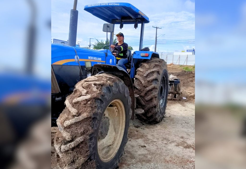 Mulher viraliza nas redes ao operar máquina pesada em obra no TO: ‘Mostrar quem eu sou’