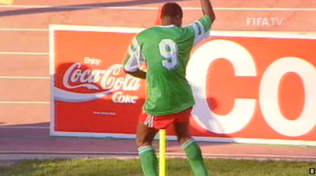 Da dança do pombo ao Makossa de Roger Milla: músicas que viraram comemorações em Copas do Mundo