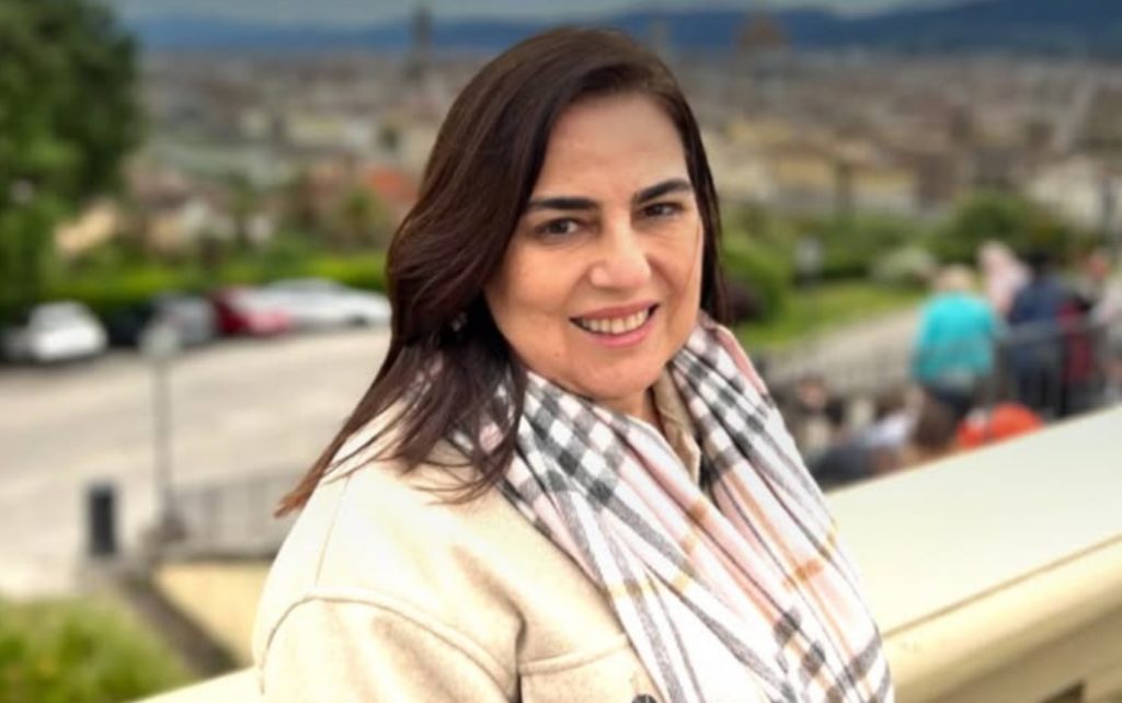 Amigos, colegas e autoridades prestam homenagens após morte da jornalista Elaine Oliveira Lopes