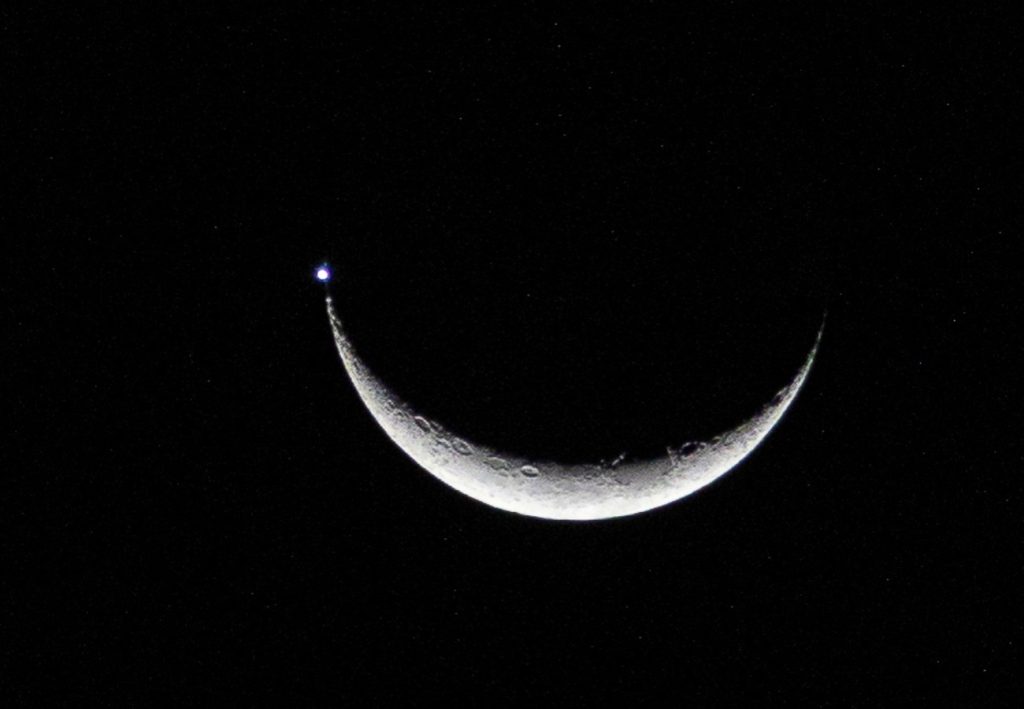 Fotógrafo do TO registra ponto luminoso ao lado da lua; entenda