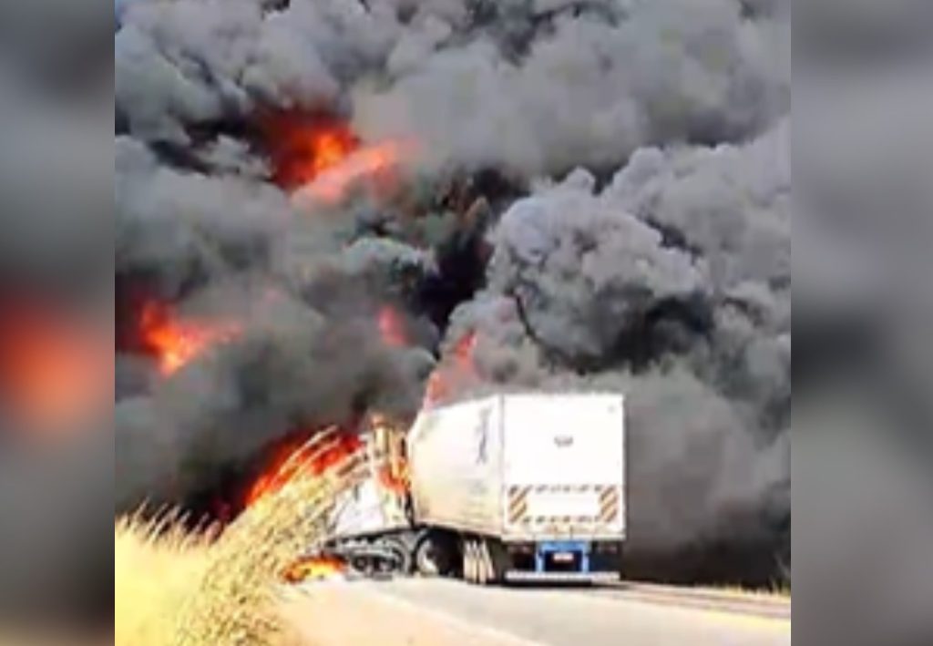Caminhões pegam fogo após acidente na BR-153 no Tocantins, e rodovia é interditada