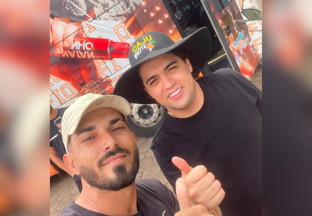 Natanzinho presenteia funcionário de posto com R$ 1 mil para renovar CNH após passeio de moto; VÍDEO