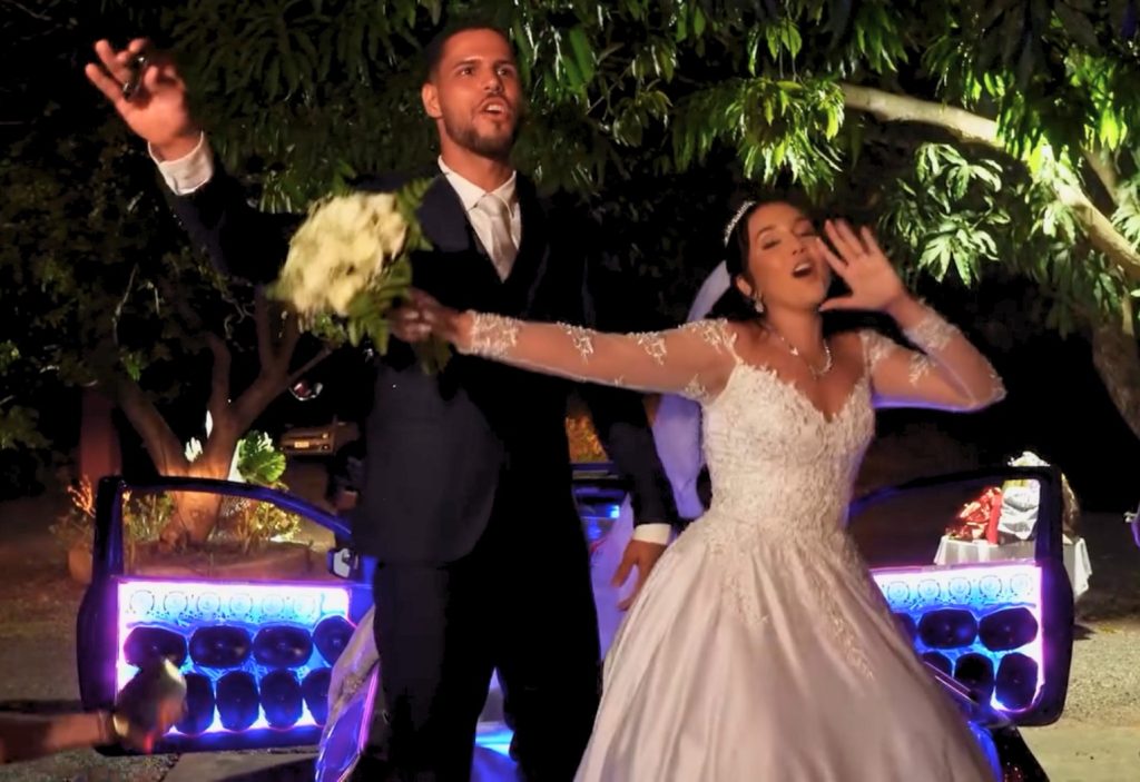 Noivos chegam à festa de casamento com som automotivo e carroceria lotada de gelo e bebidas; VÍDEO