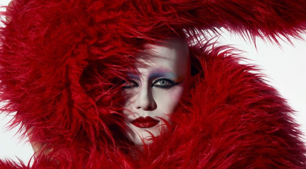 Drag Ivana Wonder insere modinha de Carlos Gomes no trilho essencialmente autoral do álbum de estreia ‘Primeiro ato’