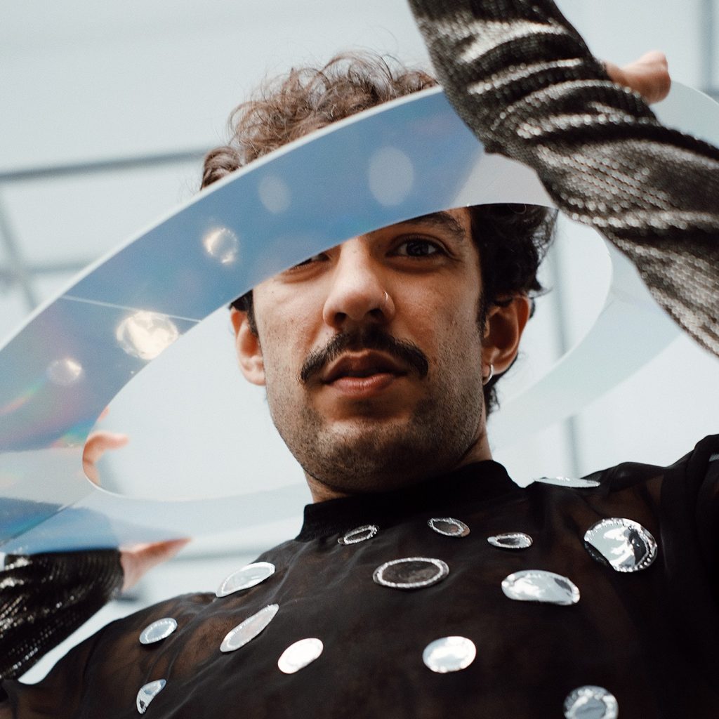 Lucas Bezerra faz feats com Zé Ibarra, Rita Benneditto e Geraldo Azevedo em álbum dedicado às músicas de Totonho