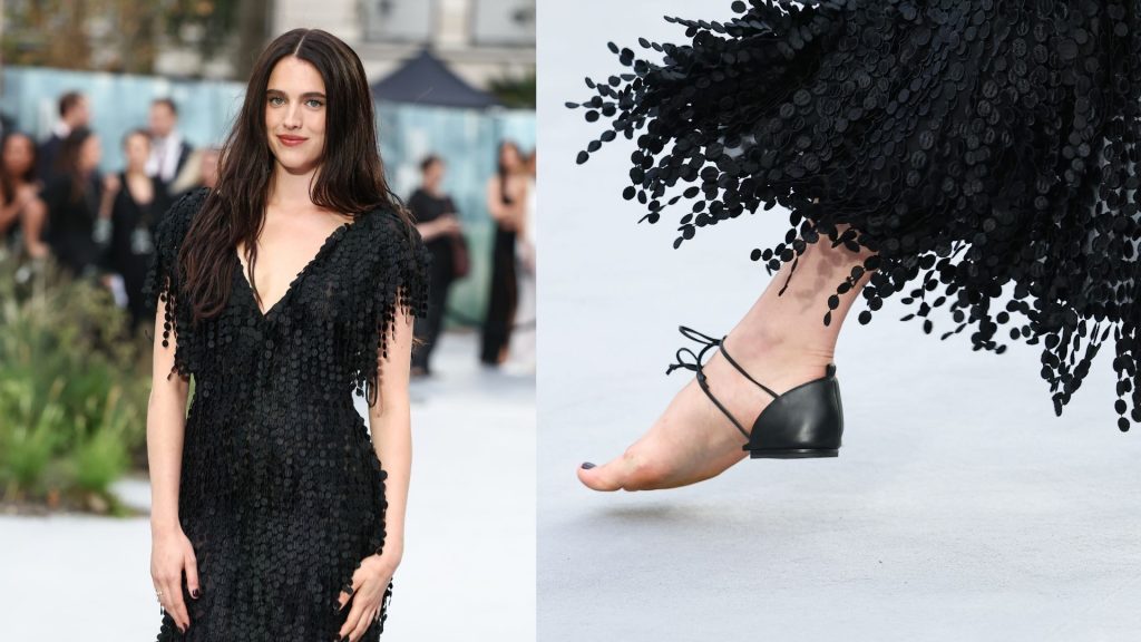 Margaret Qualley usa sapato inusitado em evento; modelo é apelidado de ‘sandália descalça’