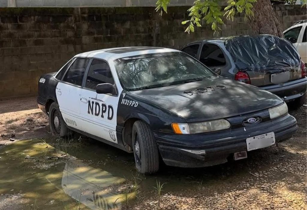 Viatura clássica da polícia dos EUA nos anos 90? Carro com plotagem semelhante é visto em Palmas