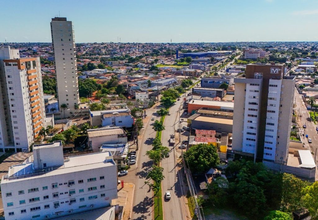 Ministério Público pede demolição de imóveis construídos no meio de rua há mais de 25 anos em Araguaína