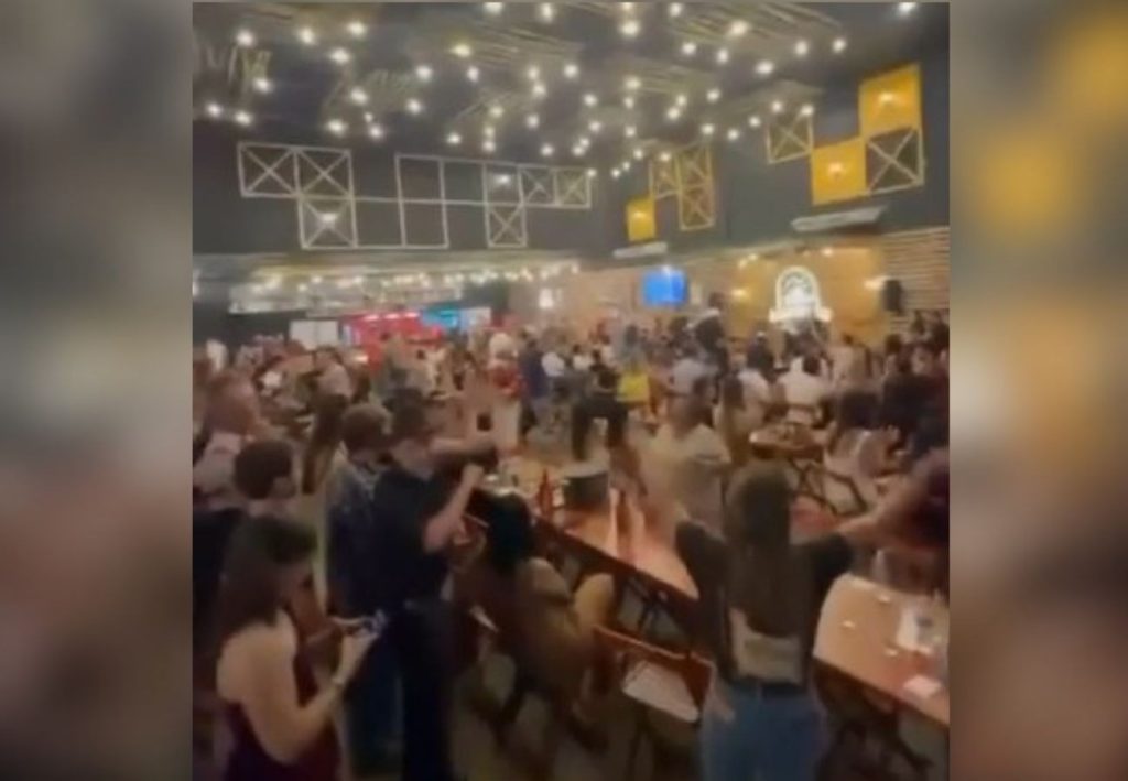 ‘Eu não vou embora’: clientes reagem após bar ser fechado por fiscais em Palmas