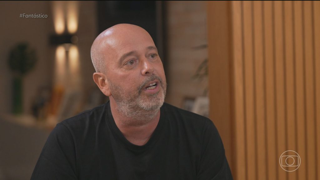 Pálpebra caída, fala alterada e dificuldade para mastigar: os sinais da doença de Alex Escobar