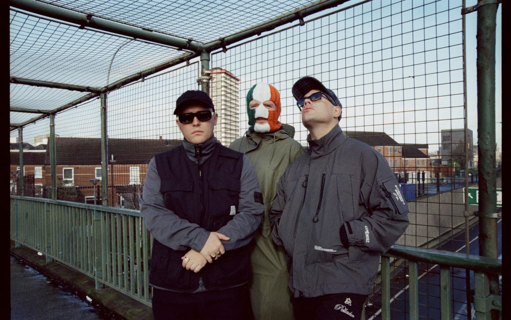 Kneecap estreia no Brasil com rap em irlandês e defesa da Palestina: ‘Oprimidos pelas mesmas pessoas’